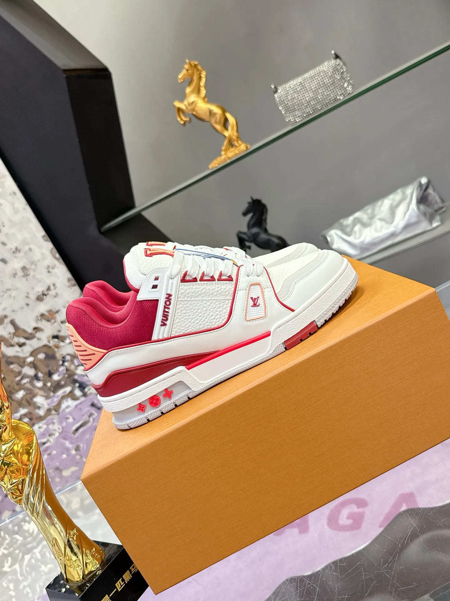 Factory price: 760💰 (latest color) This LV Trainer sneaker is made of grained cow leather, and uses vibrant colors to pay tribute to Virgil Abloh’s original classic inspired by retro basketball shoes. The upper is embellished with rubber LV letters and Vuitton logo, and the outsole is decorated with Monogram flowers. Exquisite packaging at the delivery counter🛍📦 ▪️Fabrics: Original customized first-layer cowhide ▪️Inner lining: Original customized breathable mesh lining ▪️Outsole: Original molded two-color TPU combination outsole ▪️Sole thickness: 3CM ▪️Size: Women's 35-40 Men's 38-46